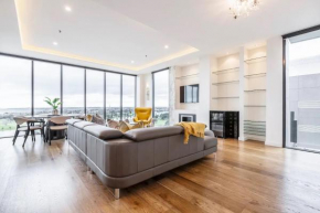 Opulent & Spacious Condo Overlooking Albert Park